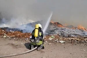 В Кропивницком спасатели почти два дня тушили пожар на мусорной свалке