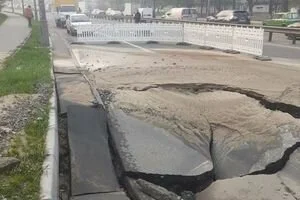 В Киеве около Караваевых дач провалился асфальт в двух местах: правоохранители перекрыли движение