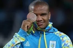 "Лечу, как белый человек, на Черный континент", - борец Жан Беленюк отправился в Руанду, где впервые увидит родню