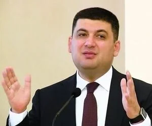 Гройсман о блокаде: Как только Украина встает с колен, ее бьют сверху