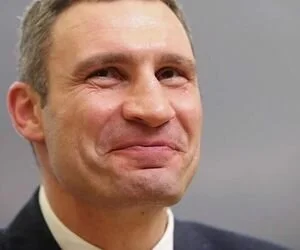 Кличко прошелся по Киеву, раздавая пирожные и цветы