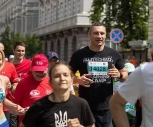 Кличко принял участие в юбилейном "Пробеге под каштанами"