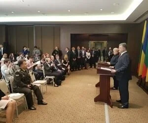 Порошенко объяснил, почему Украине пока не стоит подавать заявку на членство в НАТО