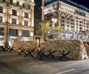 Центр Москвы перекрыли баррикадами и техникой: оппозиция готовится к митингу