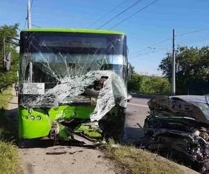В Харькове легковушка влетела в троллейбус, водитель авто погиб