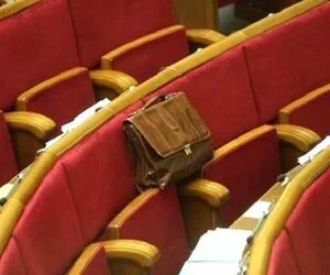 Нардепы решили повысить зарплату своим помощникам