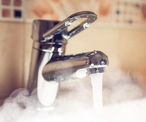 В трех районах Киева отключили горячую воду