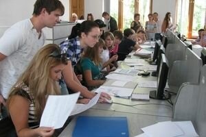 Абитуриентам разрешили писать заявления от руки в случае сбоев в работе базы