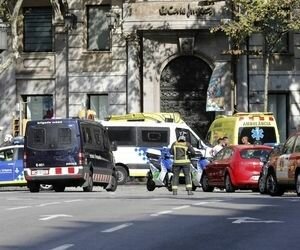 Теракт в Барселоне: автомобиль врезался в толпу людей, есть погибшие