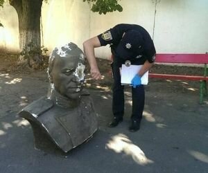 В Одессе неизвестные украли памятник маршалу Жукову и "повесили" на мосту