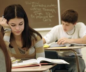 Экс-нардеп объяснил, зачем в школах ввели 12-летку