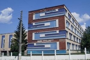 В Киеве возле лицея неизвестный мужчина стрелял по детям
