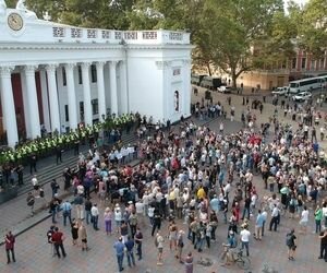 В Одессе активисты прорвались в здание мэрии, требуют приезда Порошенко и перевыборов