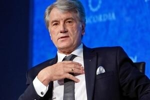 Поклонники Ющенко засняли полуголого экс-президента в ресторане под Киевом (фото)