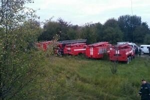 Взрывы под Калиновкой: к тушению пожара уже привлечены самолеты, пожарные танки и поезда