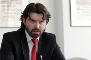 Экономист: Кабинет министров планово девальвирует гривну