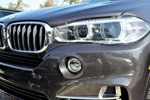 Киевляне избили водителя BMW X6, который парализовал движение трамваев на Лукьяновке