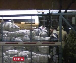 Телеканал NewsOne заблокирован: радикалы скрывают лица и продолжают блокировать вход