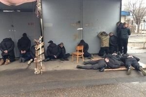 Выломали двери, взорвали гранаты: в Николаеве вооруженные люди напали на администрацию рынка (фото)