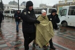 Пышнотелая активистка Femen в палаточном городке оказалась учительницей литературы