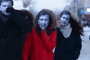 "Ответка" Путину: в Томске молодые люди вышли на акцию в масках Саакашвили