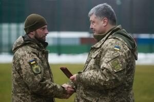 В 2017 году Порошенко наградил орденами около двух тысяч украинцев