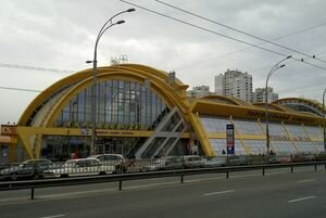 В Киеве взялись за снос МАФов на Караваевых Дачах (фото)