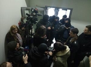 Разбитые стекла, окурки и пачка сока: силовики разгромили редакцию "Вестей"