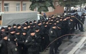 Освобождение мужчины, ранившего нацгвардейца: полицейские устроили молчаливый протест под судом