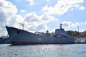 В Средиземное море вошел боевой корабль ВМФ России с грузовиками на палубе