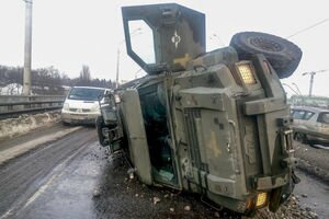 В Киеве на проспекте Победы перевернулась БМП Cougar, образовалась огромная пробка