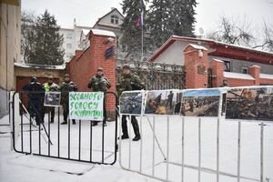 Выборы в России: во Львове не допустили женщину в генконсульство для голосования