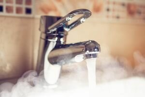 В Соломенском районе Киева на три дня отключат горячую воду: список улиц