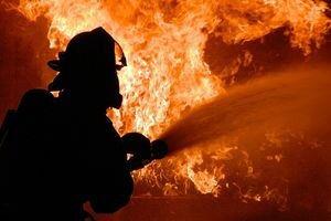 В Польше спасатели всю ночь боролись с масштабным пожаром на складе с химикатами (видео)