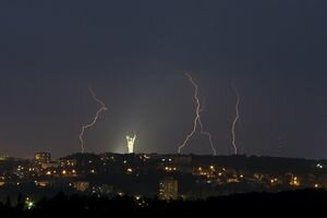 В Киеве всю ночь будет бушевать гроза и шквальный ветер