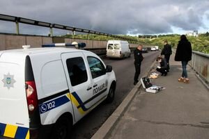 Разбитый бокал, кровь и гильзы: в Киеве возле метро произошла стрельба