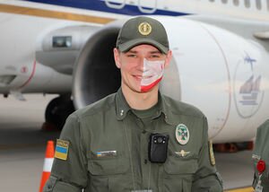 Раскрашенные лица и символика: как украинские пограничники встретили игроков "Ливерпуля" и "Реала" в Киеве. Фото