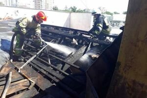 В Киеве потушили пожар в бывшем кинотеатре "Экран"