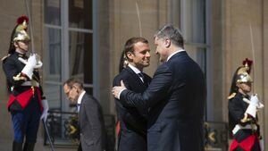 Порошенко и Макрон по телефону обговорили конфликт на Донбассе