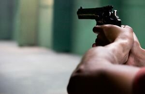 В Харькове мужчина с балкона обстрелял детскую площадку: один раненый