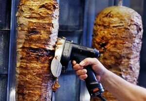 Стало известно, откуда привозили мясо для шаурмы, которой массово отравились в Киеве