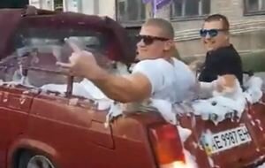 Джакузи с пеной в "Жигулях": в Днепре местные устроили "курорт на колесах". Видео