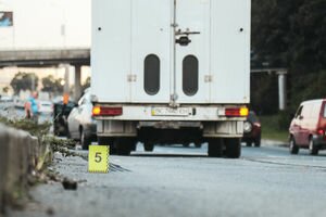 В Киеве грузовик насмерть сбил пешехода, перебегавшего Набережное шоссе. Фото и видео