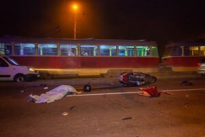 В Днепре "Волга" на встречке сбила насмерть мотоциклиста и врезалась в столб