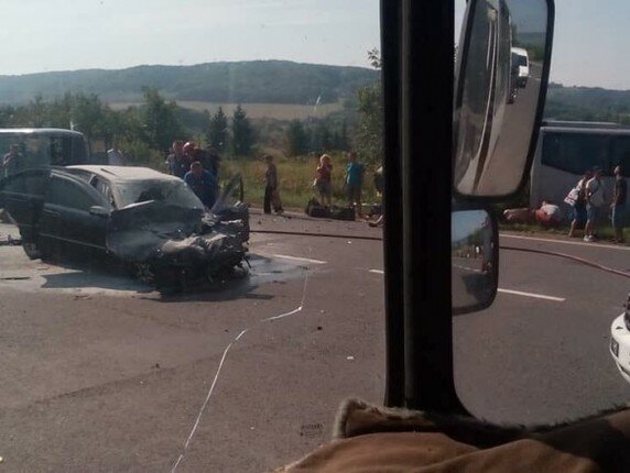 Под Львовом автобус с 44 пассажирами врезался в легковушку