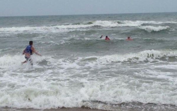 На Арабатской стрелке во время шторма за полдня утонули десять туристов