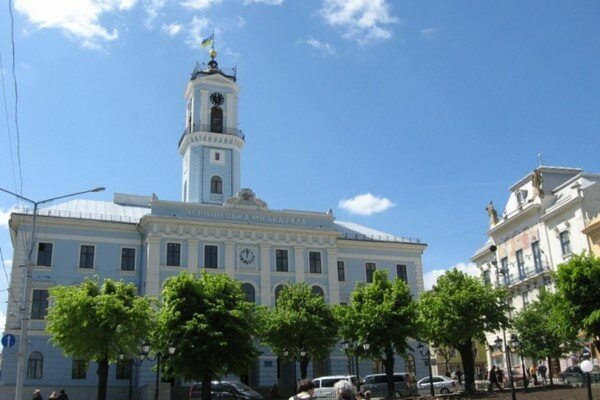 В Черновцах депутат залез в мэрию города через окно. Видео
