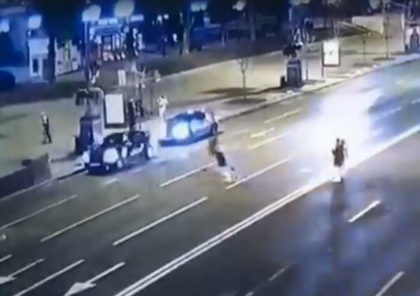 В Киеве на Крещатике авто на скорости сбило девушку. Видео
