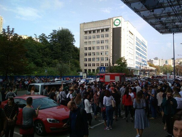 В Киеве горел бизнес-центр "Парус", людей выводили на улицу: фото