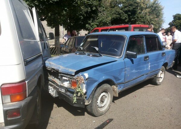 В Черновцах пьяный угонщик на ВАЗ разнес девять авто, так как хотел "почувствовать жизнь"